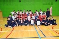 男女で全道を決めた白樺学園。前列が優勝の男子、後方が準優勝の女子