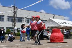 板の上に置いた“だるま”のバランスを取りながら、ゴールを目指す「人間バンバ」
