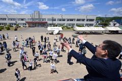 閉校記念事業協賛会が企画した餅まき。来賓の佐々木基裕町長も心を込めて“力投？”