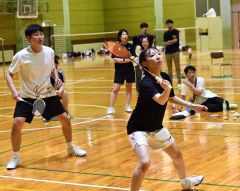 【混合ダブルス１部決勝】丁寧に打ち返す菅原美咲（右）と境田亮介（左）