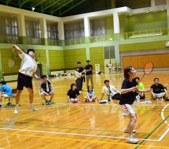 【混合ダブルス１部決勝】息の合ったプレーで隙を見せない境田亮介（奥）と菅原美咲（手前）