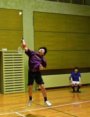 男子１部シングルスを制した奥田拓也の強烈なスマッシュ
