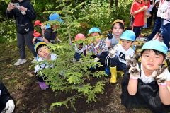 友達同士で協力し、ツリーの苗木を植えた子どもたち