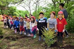園児も参加して返却ツリーを植樹　広尾 7