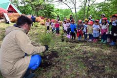 園児も参加して返却ツリーを植樹　広尾 8