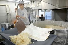 畜大生１０人による酒造り４年目、仕込み作業終え完成間近
