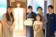 クラブ賞を受賞した長岡さんら（５月２７日午後６時２５分ごろ、北海道ホテル）
