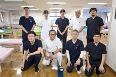 同病院のリハビリテーション係の職員たち