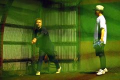 チームメイトの投手にアドバイスをする古谷優人さん（左）＝金野和彦撮影