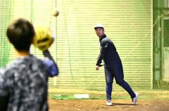 軽めのキャッチボールをする古谷優人さん（金野和彦撮影）