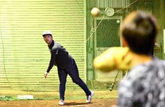 軽めのキャッチボールをする古谷優人さん（金野和彦撮影）