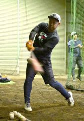 室内練習場でバッティング練習をする古谷優人さん（金野和彦撮影）