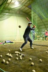 室内練習場でバッティング練習をする古谷優人さん（金野和彦撮影）