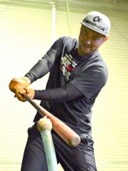 室内練習場でバッティング練習をする古谷優人さん（金野和彦撮影）