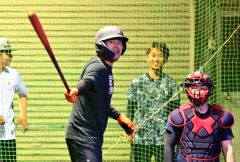 打撃練習をする古谷優人さん（手前）＝金野和彦撮影