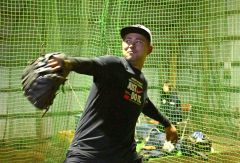 軽めのキャッチボールをする古谷優人さん（金野和彦撮影）