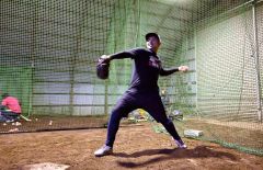 軽めのキャッチボールをする古谷優人さん（金野和彦撮影）