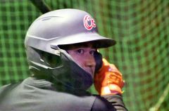 鋭いまなざしで、打撃練習をする古谷優人さん（金野和彦撮影）