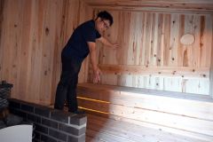 プライベートサウナを満喫できる「寝そベンチ」。木材は屋久島の厳しい環境で育った「屋久地杉」を使っている