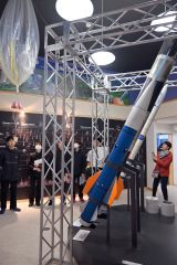 宇宙交流施設「ＳＯＲＡ」の展示物を見学する標茶中の生徒（５月２１日）