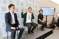 トークセッションで、できたてチーズの魅力を語る藤本マネジャー（中央）。左は中渡課長補佐