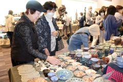 清水でやきもの市　２６の窯元が出店しにぎわう 2