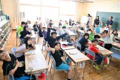 ニンニクを植えた花園小学校５年１組の児童ら（５月２８日午前１時１５分ごろ、花園小学校）