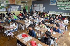 真剣な表情で説明を聞く児童ら（５月２８日午前１時２０分ごろ、花園小学校）