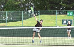 【女子団体戦・決勝】息の合ったプレーを披露した柴田妃夏（手前）と大西美海（奥）