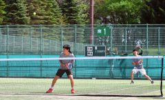 【男子団体戦・決勝】１年生ながら決勝のメンバーに選ばれた竹中啓倭（手前）と飯塚煌（奥）