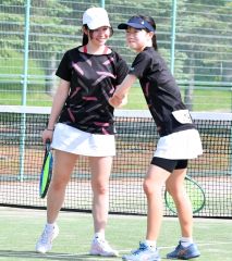 【女子団体戦・決勝】笑顔でタッチを交わす帯大谷の（左から）大西美海と柴田妃夏