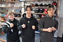 地元帯広に今春戻り、ボクシングジム「アスリス」を開設した本間一志さん（中央）と弟虹人さん（右）。左は顧問の岩崎友基子さん