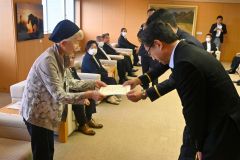 米沢市長と上野本部長から委嘱状を受け取る相談員