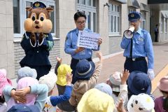 交通安全クイズに答える園児