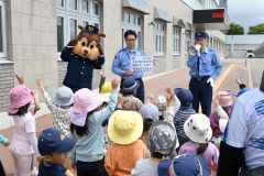 交通安全クイズに答える園児