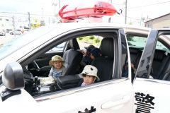パトカーに体験乗車する園児