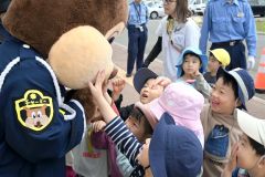 帯広署のマスコット「チャーミー」と触れあう園児