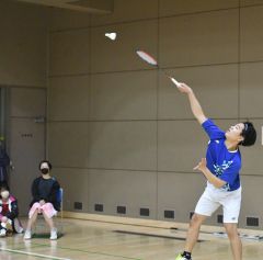 【バドミントン男子個人戦・決勝】得意のスマッシュで相手を寄せ付けなかった國枝珀羽（星槎国際１年）