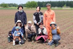 コメニティの参加者。前列右から２番目が澤山あずささん