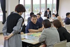 ボードゲームを通じてＳＤＧｓに理解を深める参加者

