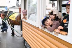 馬車の中から顔をのぞかせる園児ら（５日午前１０時半ごろ、鉄南保育園）