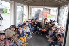 フクスケ号が引く馬車の中（５日午前１０時ごろ、鉄南保育園）