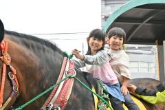 フクスケ号に乗馬する園児ら（５日午前１１時１５分ごろ、鉄南保育園）