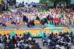 ＹＯＳＡＫＯＩソーラン祭りの開幕を飾った学生チームのパフォーマンス