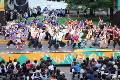 ＹＯＳＡＫＯＩソーラン祭りの開幕を飾った学生チームのパフォーマンス