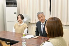 卒業生の話に耳を傾ける岡本教諭（右）と清水さん