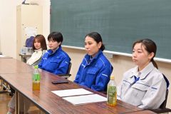 土木の世界について話し合う（右から）片桐さん、千葉さん、中尾さん、前田さん