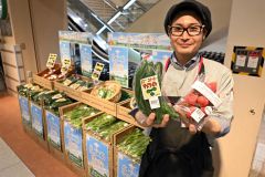 新設された「まごころ農家」。音更町産の新鮮な野菜をＰＲするスタッフ（イオン帯広店）
