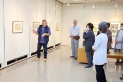 作品の講評を行う大原さん