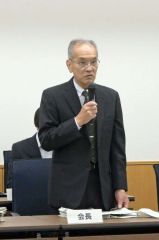 あいさつする笹井会長